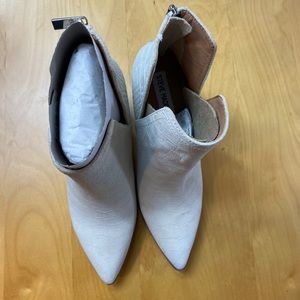 Steve Madden Darryn booties - size 8